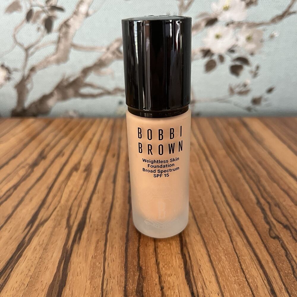 Bobbi Brown Weightless Skin Foundation SPF 15 Golden Beige